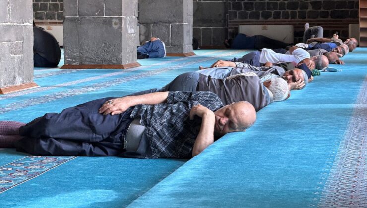 Diyarbakır’da 40 derece sıcaktan bunalanlar camilerde uyudu