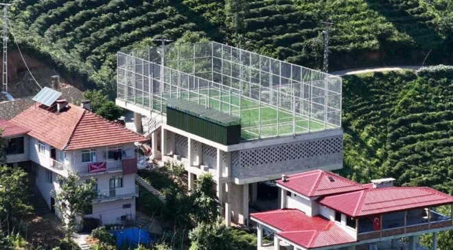 Düz alan bulamayan Rizeli, çay alım yerinin üzerine halı saha inşa etti