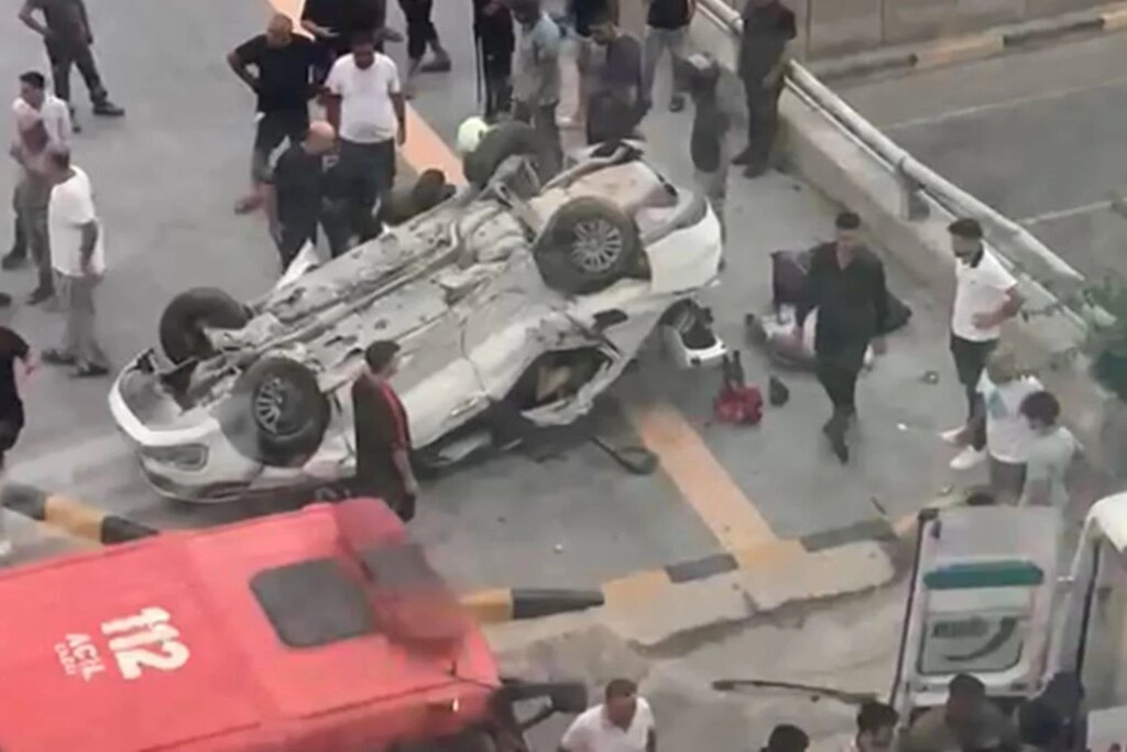 Hatay'da otomobil devrildi: 2 ölü, 3 yaralı