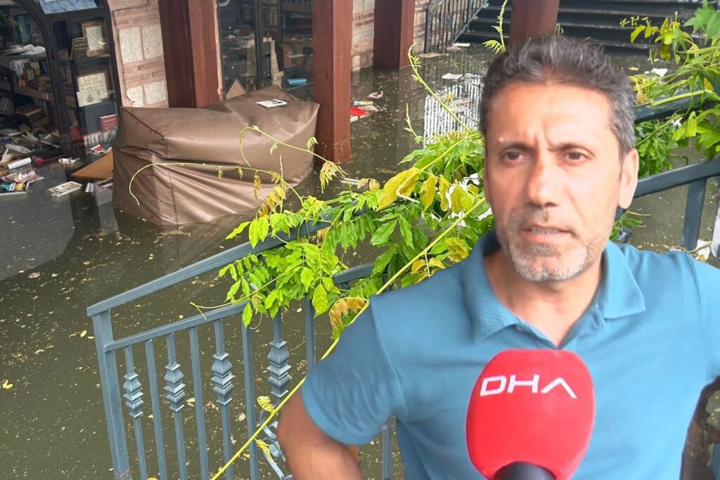 Üsküdar Sahaflar Çarşısı sağanak yağışta sular altında kaldı
