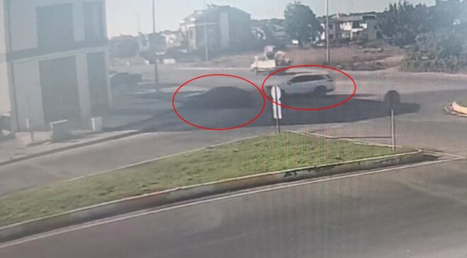 Çarpışan otomobiller hızını alamadı: İki farklı kapıdan iş yerine böyle daldılar