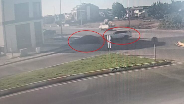 Çarpışan otomobiller hızını alamadı: İki farklı kapıdan iş yerine böyle daldılar