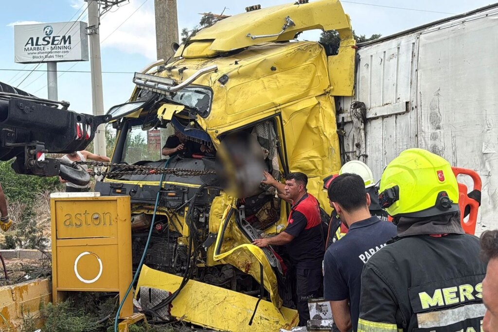 Malatya'da Ağaca Çarpan Otomobilde 2 Ölü, 4 Yaralı