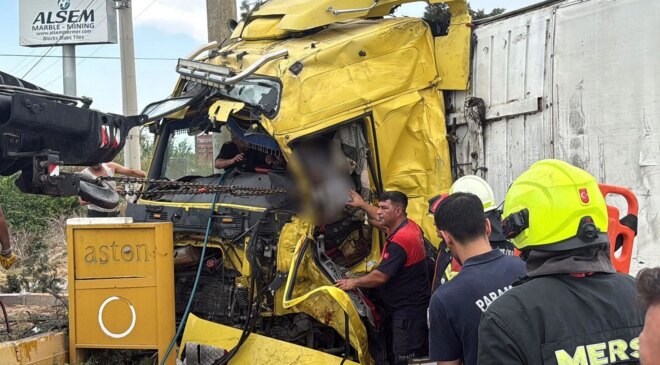 Mersin’de TIR’lar çarpıştı: 2 ölü, 1 yaralı