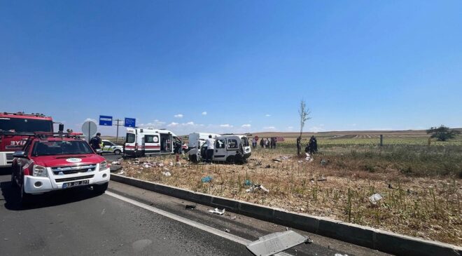 Tekirdağ’da kamyon ile otomobil çarpıştığı kazada 2 kişi hayatını kaybetti