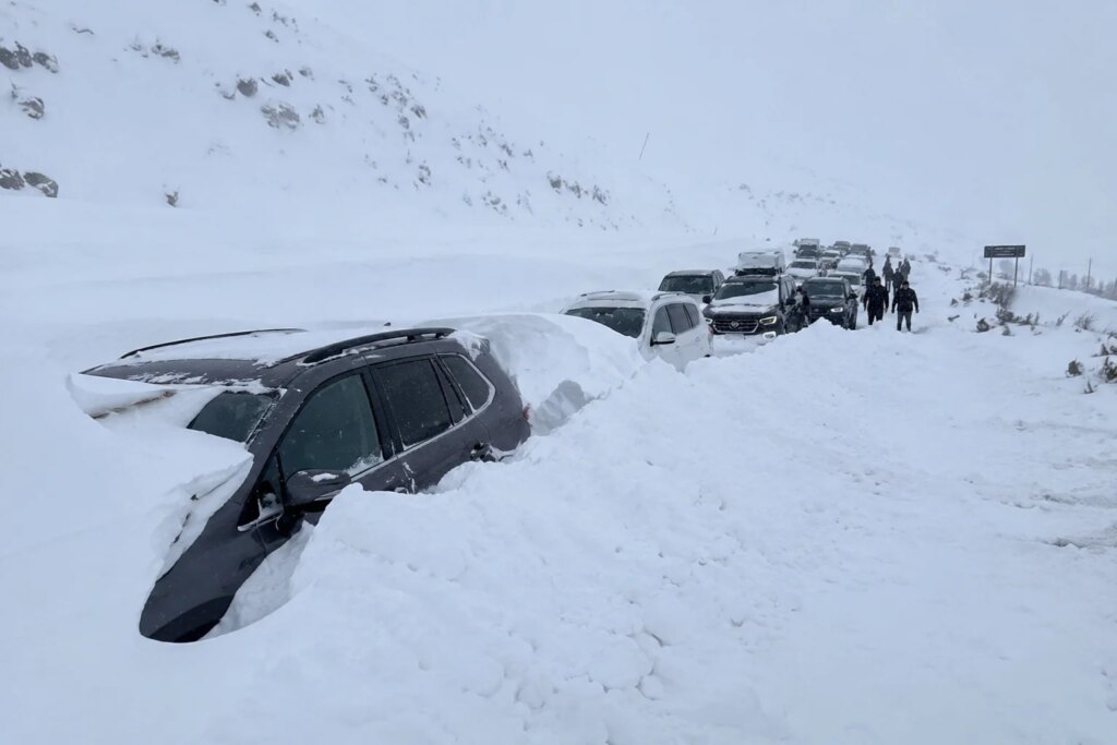 Araçlar kara gömüldü: 100'den fazla turist mahsur kaldı (Video)
