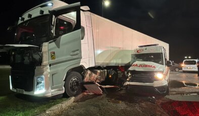 Samsun’da ambulans ile TIR çarpıştı: 3’ü sağlıkçı, 6 kişi yaralandı