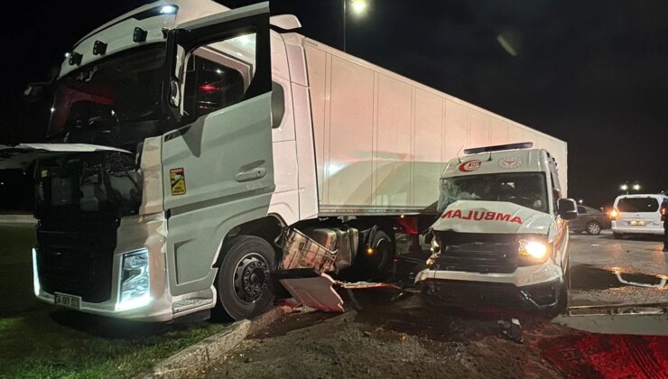 Samsun’da ambulans ile TIR çarpıştı: 3’ü sağlıkçı, 6 kişi yaralandı
