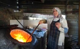 Bu kadınlar takdiri hak ediyor: Kavurucu sıcakta ekmek paralarını böyle kazanıyorlar