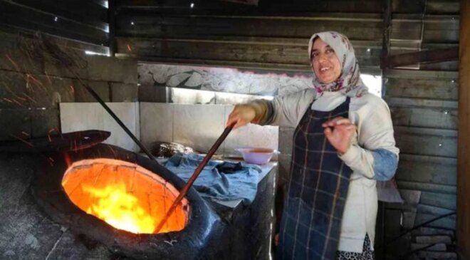 Bu kadınlar takdiri hak ediyor: Kavurucu sıcakta ekmek paralarını böyle kazanıyorlar