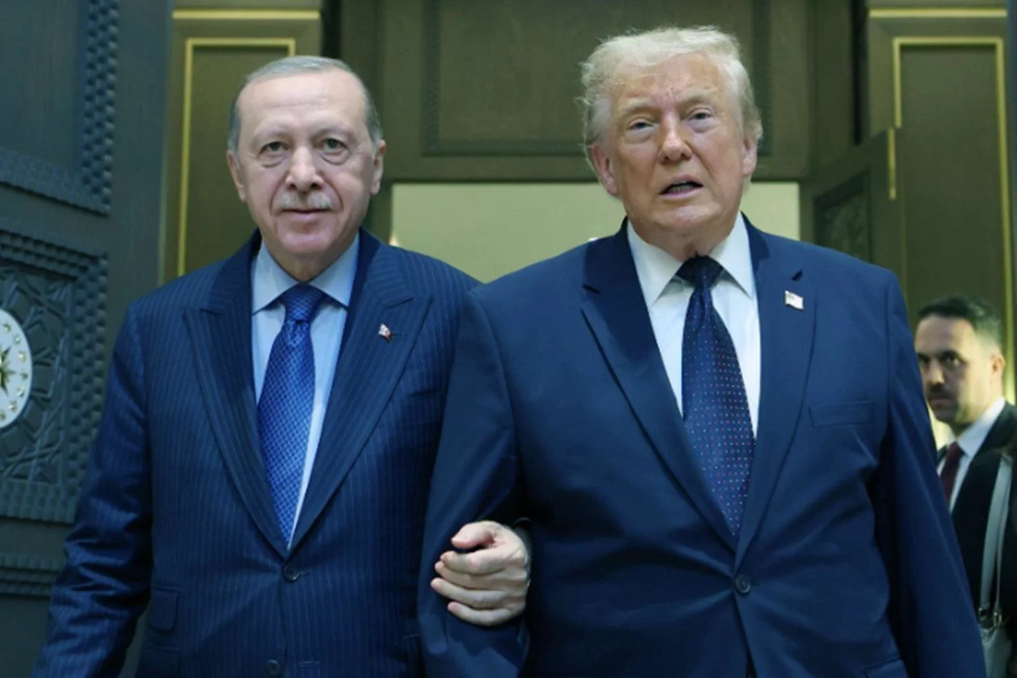 kulliyenin listesinde surpriz sarki trump karsilandigi sirada calindi 20032232 47