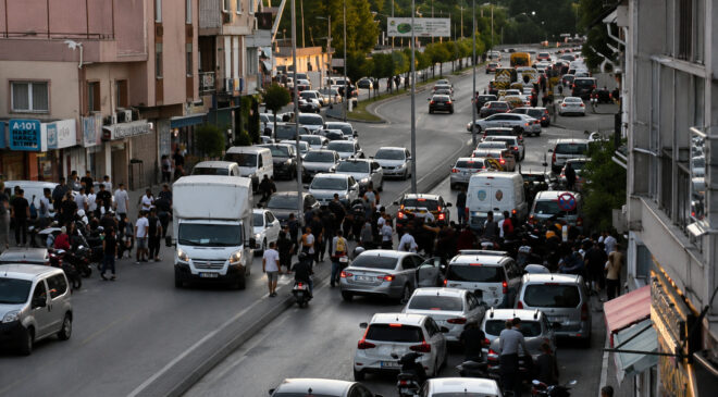 Adana’da husumetlilerin silahlı çatışmasında yoldan geçen genç vurularak öldü