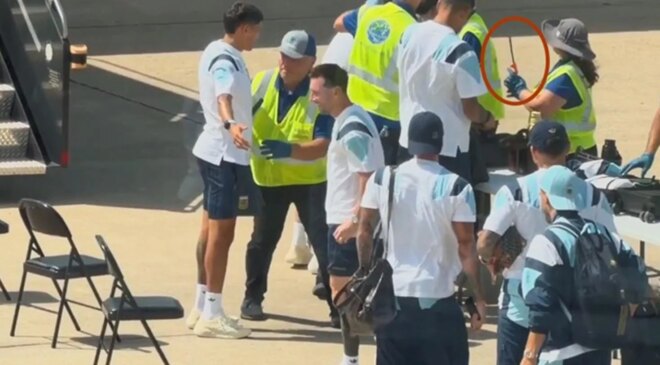 Messi’nin neden gülme krizine girdiği belli oldu! Takım arkadaşının valizinden çıktı
