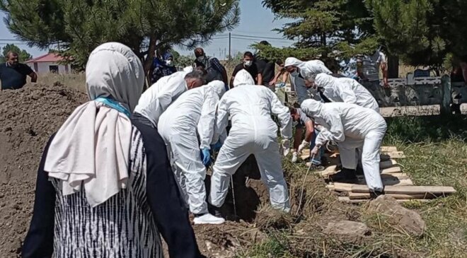Mezara kimse yaklaştırılmadı, tabutu özel kıyafet giyenler taşıdı