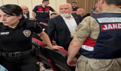 Görevinden uzaklaştırılan Büyükşehir Belediye Başkanı Bozbey’in yargılanmasında 16 kişiye tahliye