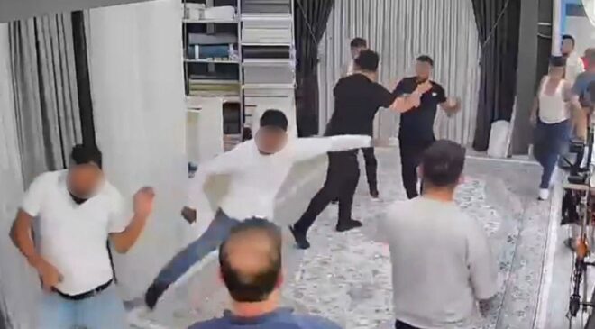 Sopa ve bıçakla kovaladıkları adam canını kurtarmak için perde dükkanına dalınca ortalık karıştı