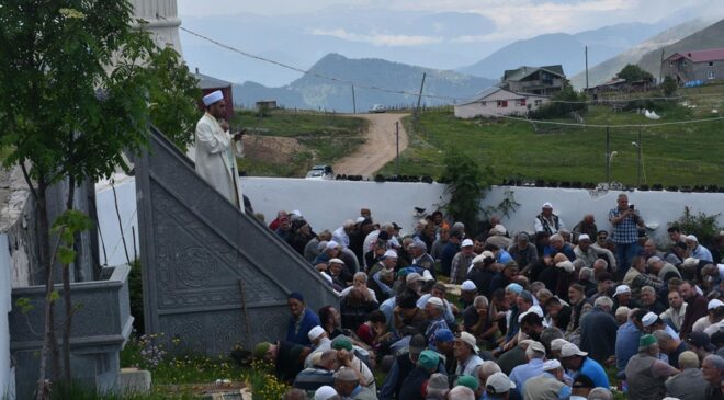 Kadırga Yaylası’ndaki üstü açık tarihi camide cuma namazı kılındı