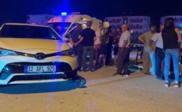 Otomobille motosiklet çarpıştı, yol kenarındaki çocuk yaralandı