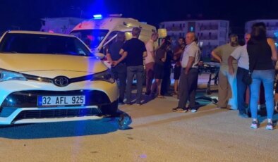 Otomobille motosiklet çarpıştı, yol kenarındaki çocuk yaralandı
