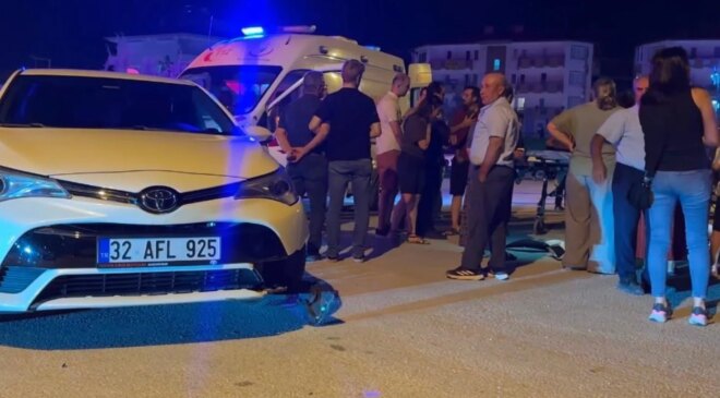 Otomobille motosiklet çarpıştı, yol kenarındaki çocuk yaralandı