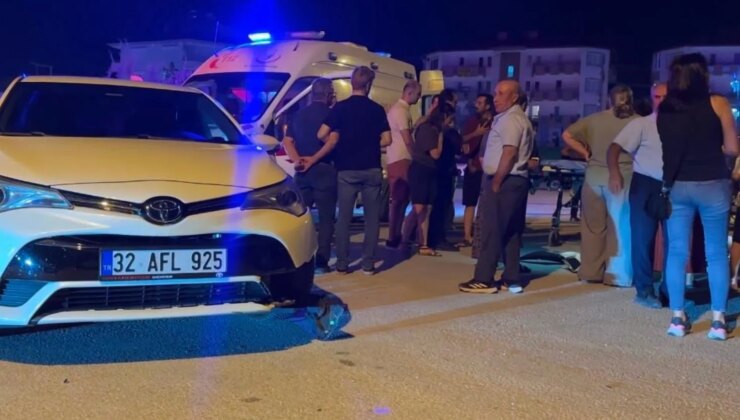 Otomobille motosiklet çarpıştı, yol kenarındaki çocuk yaralandı
