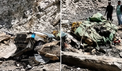 Hindistan’da dev kayalar taksiyi ezdi, 13 kişi hayatını kaybetti