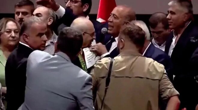 Kılıçdaroğlu rozet takarken Gürsel Tekin görevlileri fırçaladı: Sizi gerçekten bir dersten geçireceğim