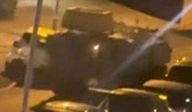 İngiltere’de askeri üste iki alkollü asker zırhlı araçla park halindeki taşıtlara çarptı