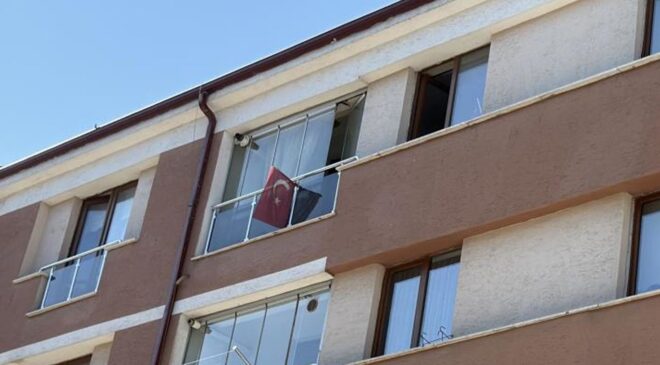 Sıcakta binaya yayılan koku korkunç gerçeği ortaya çıkardı