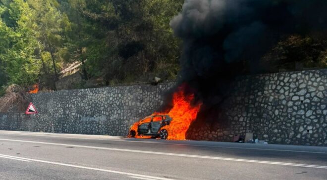Tatilden dönen aile kabusu yaşadı: Alev alan otomobilden canlarını zor kurtardılar