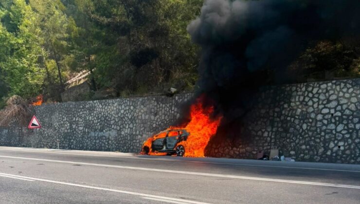 Tatilden dönen aile kabusu yaşadı: Alev alan otomobilden canlarını zor kurtardılar