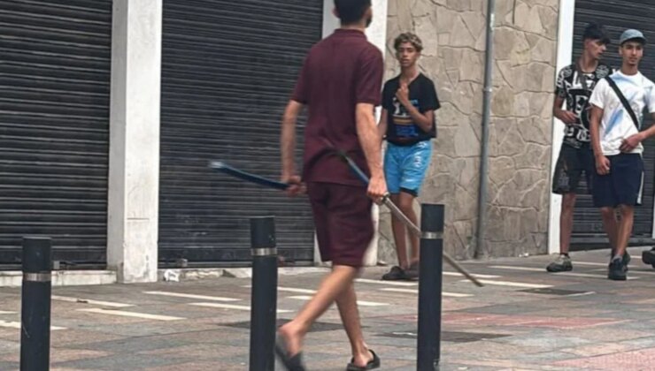 İspanya’ya kaçak giren Faslı göçmen, elinde kılıçla görüntülendi