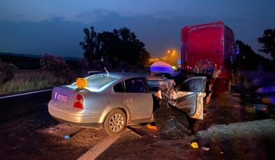 Otoyolda emniyet şeridinde duran TIR’a otomobil çarptı: 2 ölü