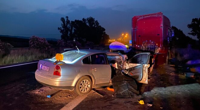 Otoyolda emniyet şeridinde duran TIR’a otomobil çarptı: 2 ölü