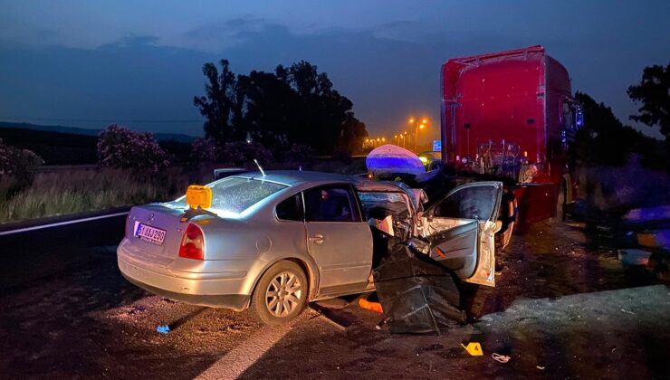 Otoyolda emniyet şeridinde duran TIR’a otomobil çarptı: 2 ölü