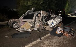 Arıza nedeniyle emniyet şeridinde duran otomobile tır çarptı; 1 çocuk öldü, 3 yaralı