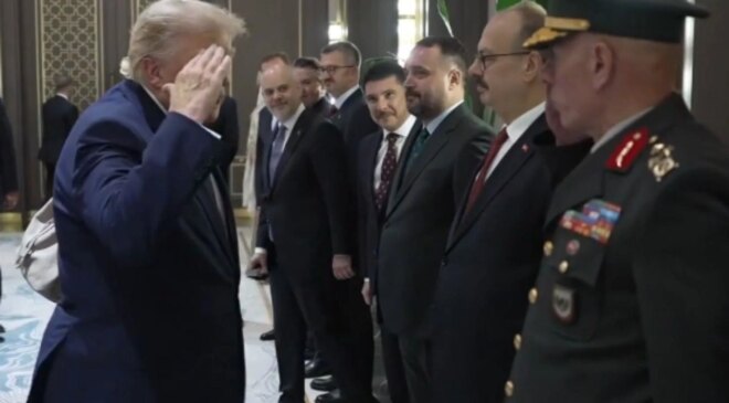 Beştepe’de tarihi anlar! Trump, Ankara Garnizon Komutanı’nın önünde esas duruşa geçti