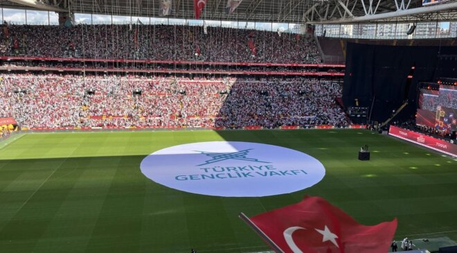 Stadyum hıncahınç dolu! TÜGVA Yaz Okulları final programı RAMS Park’ta yapılıyor