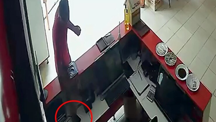 Tuvalet bahanesiyle girdiği restorandan cep telefonu, camiden seyyar merdiven çaldı