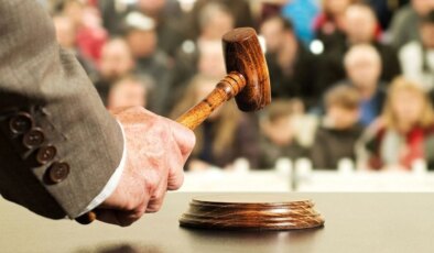 Kahve fincanları, tütsü, seramik kaplumbağalar… Ünlü ismin eşyaları açık artırmada