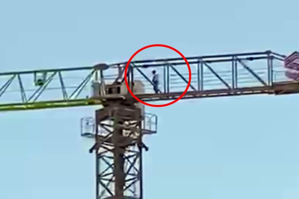 Vinç operatörü 40 metre yükseklikte namaz kıldı