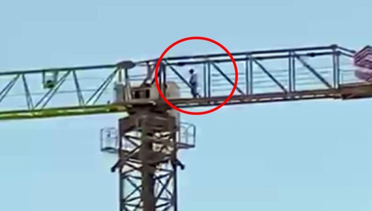 Vinç operatörü 40 metre yükseklikte namaz kılıp çalışmaya devam etti