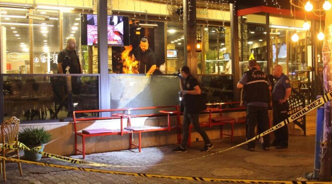 Kebapçıya kurşun yağdırdılar: Yemek yiyen 4 kişi yaralandı