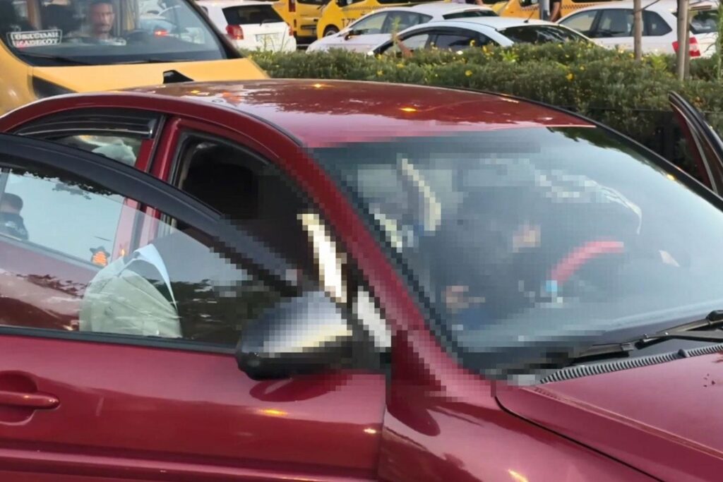 Üsküdar'da Park Halindeki Otomobilde Ölü Bulundu