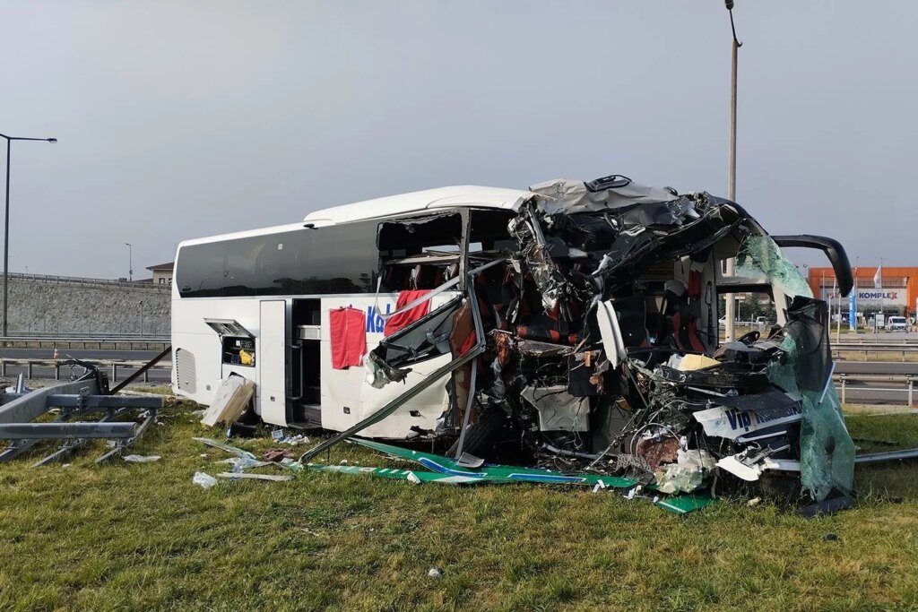Malatya'da Ağaca Çarpan Otomobilde 2 Ölü, 4 Yaralı