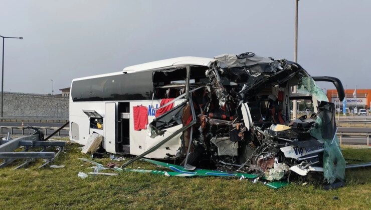 Bolu’da yolcu otobüsü, bariyer ve tabelaya çarptı: 4’ü ağır, 13 yaralı