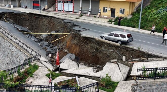 Rize’de yurt inşaatının kazısında istinat duvarı ve yol çöktü: 3 bina tahliye edildi