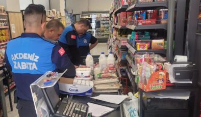 Zincir market şubesinde ölüme davetiye! Tarihi geçmiş 135 gıda reyondan indirilmedi