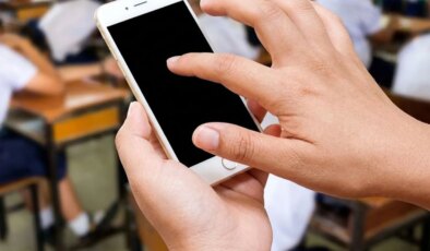 Fransa’da liselerde cep telefonları yasaklandı