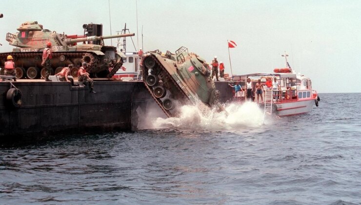 100 savaş tankını denize attılar